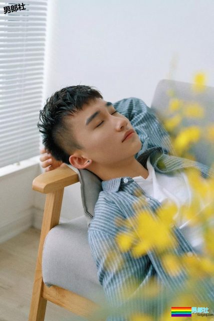 白衬衫小奶狗阳光干净又帅气，快把他领回家？ - 51虹马