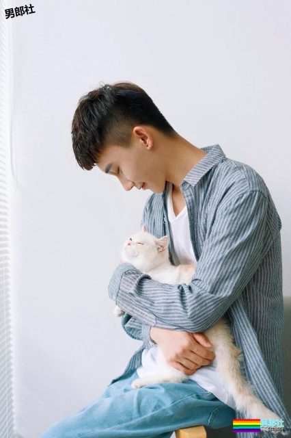 白衬衫小奶狗阳光干净又帅气，快把他领回家？ - 51虹马