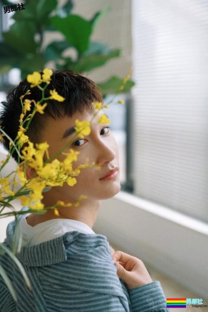 白衬衫小奶狗阳光干净又帅气，快把他领回家？ - 51虹马