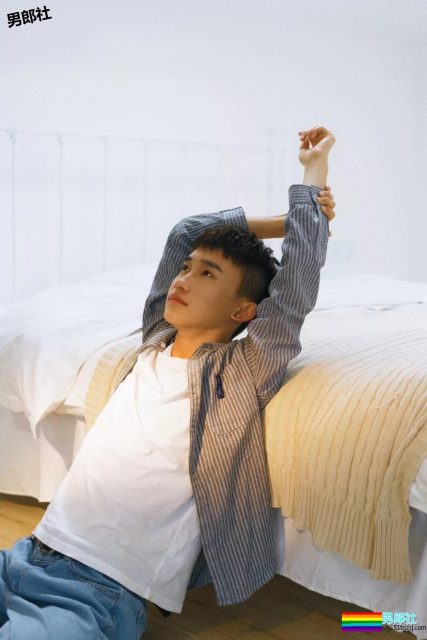 白衬衫小奶狗阳光干净又帅气，快把他领回家？ - 51虹马