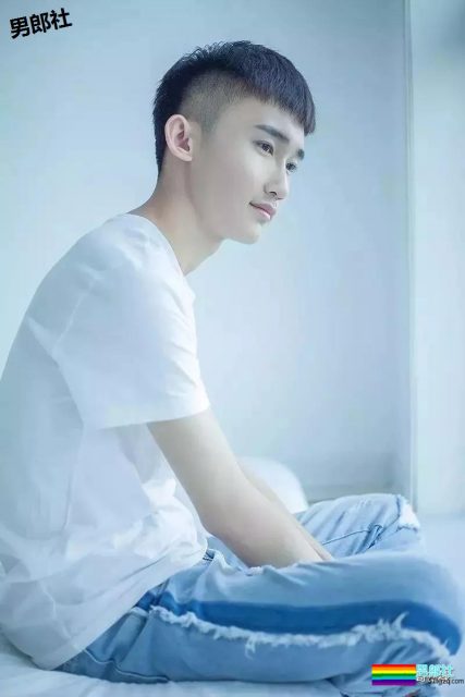 白衬衫小奶狗阳光干净又帅气，快把他领回家？ - 51虹马