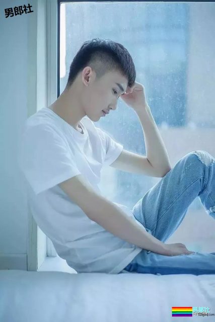 白衬衫小奶狗阳光干净又帅气，快把他领回家？ - 51虹马