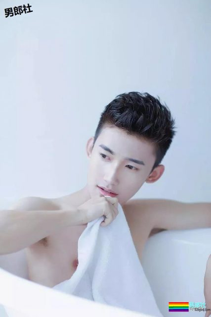 白衬衫小奶狗阳光干净又帅气，快把他领回家？ - 51虹马