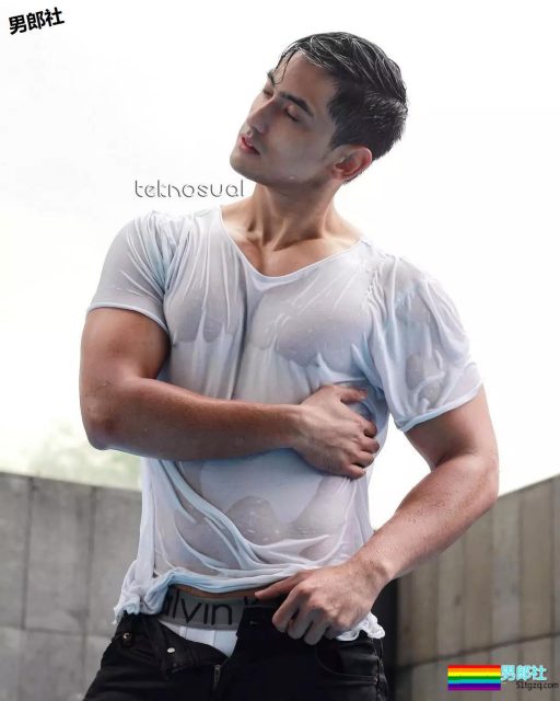 被国产厂商相中的大胸肌小哥，我想扎进他怀里游泳 - 51虹马