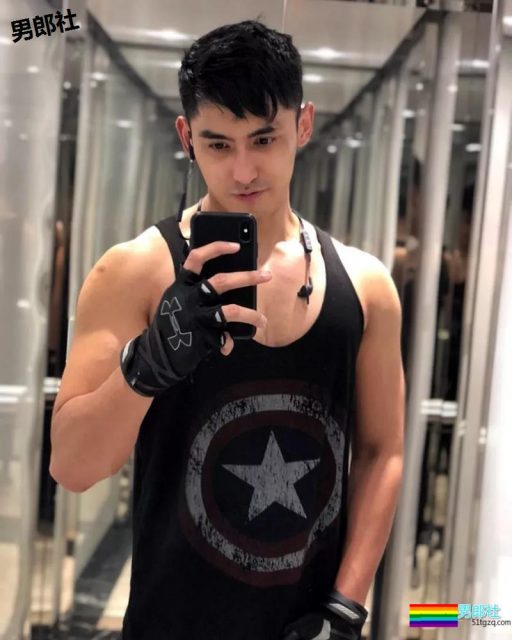 被国产厂商相中的大胸肌小哥，我想扎进他怀里游泳 - 51虹马