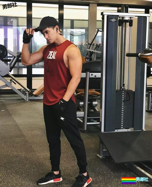 被国产厂商相中的大胸肌小哥，我想扎进他怀里游泳 - 51虹马