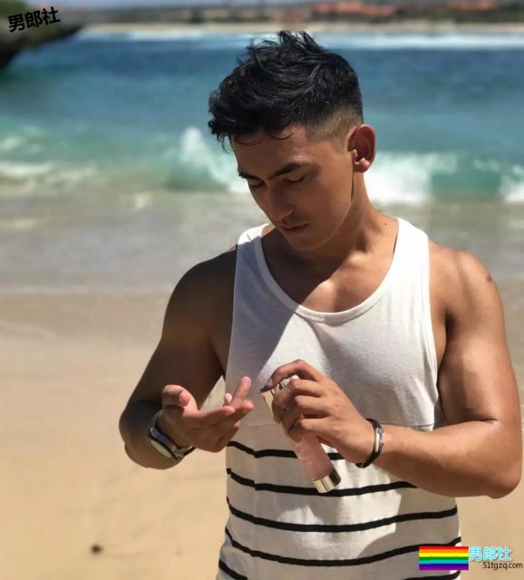 被国产厂商相中的大胸肌小哥，我想扎进他怀里游泳 - 51虹马