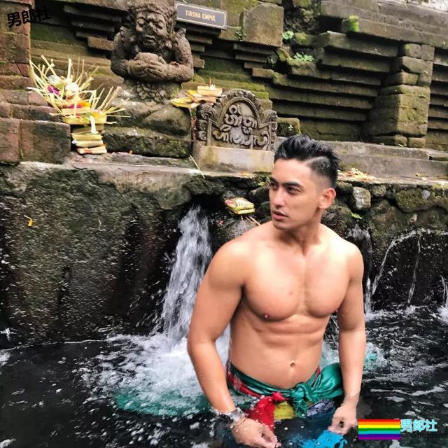 被国产厂商相中的大胸肌小哥，我想扎进他怀里游泳 - 51虹马