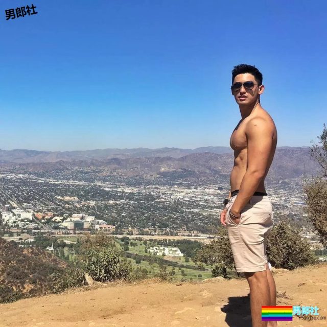 被国产厂商相中的大胸肌小哥，我想扎进他怀里游泳 - 51虹马