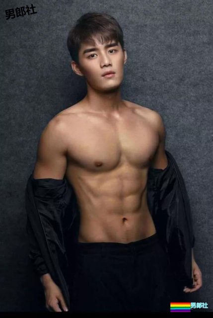 90后小鲜肉军装秀身材大战浴室上演男男诱惑-51虹马