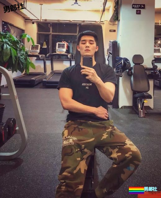 90后小鲜肉军装秀身材大战浴室上演男男诱惑 - 51虹马