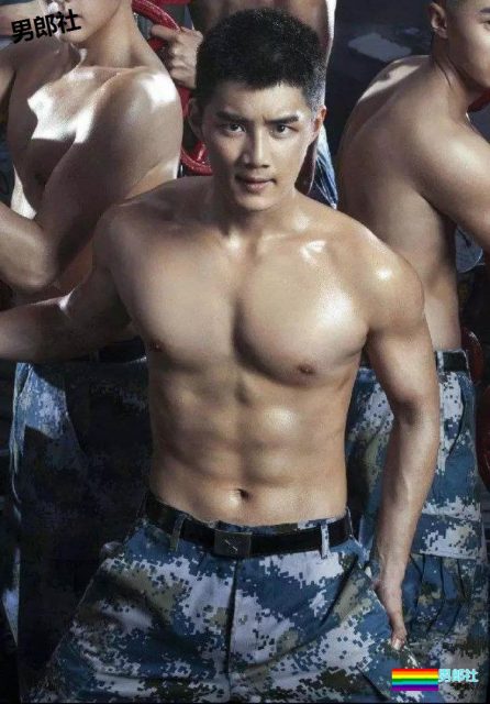 90后小鲜肉军装秀身材大战浴室上演男男诱惑 - 51虹马