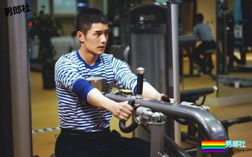 90后小鲜肉军装秀身材大战浴室上演男男诱惑 - 51虹马