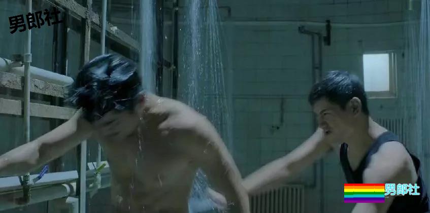 90后小鲜肉军装秀身材大战浴室上演男男诱惑 - 51虹马