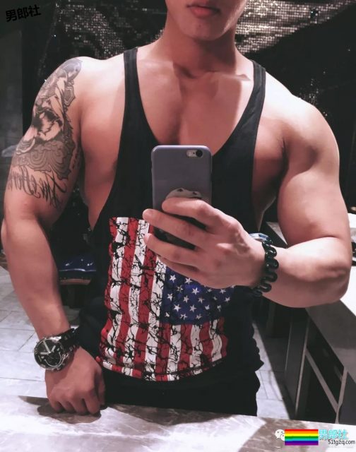 健体比赛中的帅哥 筋肉发达到不行 - 51虹马