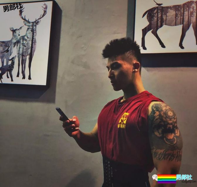 健体比赛中的帅哥 筋肉发达到不行 - 51虹马