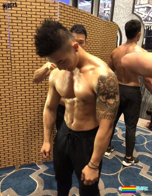 健体比赛中的帅哥 筋肉发达到不行 - 51虹马