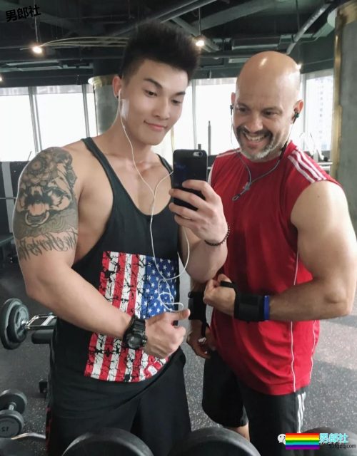 健体比赛中的帅哥 筋肉发达到不行 - 51虹马