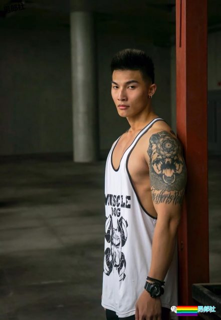 健体比赛中的帅哥 筋肉发达到不行 - 51虹马