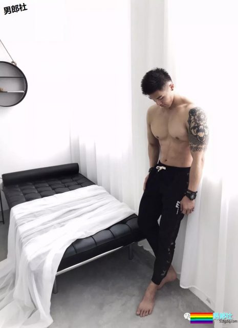 健体比赛中的帅哥 筋肉发达到不行 - 51虹马