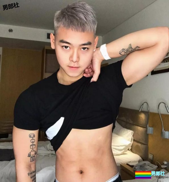 小狼狗模特俬燳秀肌上位网红名媛！肉壮是1是0？ - 51虹马