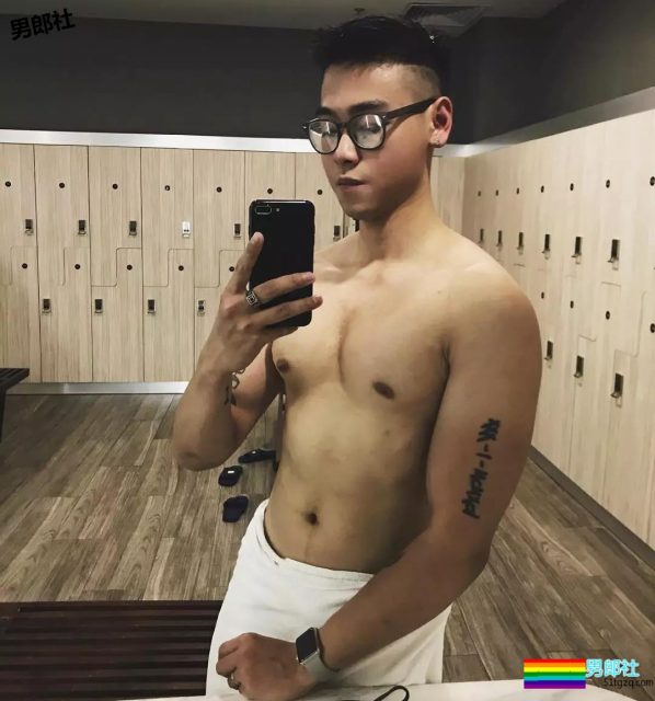 小狼狗模特俬燳秀肌上位网红名媛！肉壮是1是0？ - 51虹马