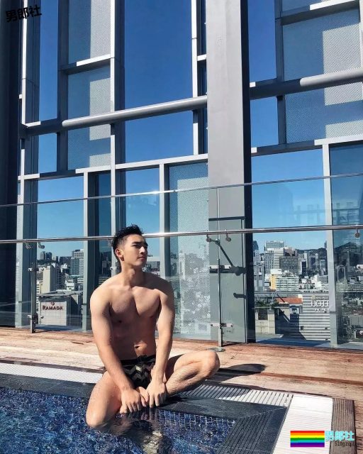 奶凶小狼狗最新石更照！被帅气小哥哥撩到腿弯了！ - 51虹马