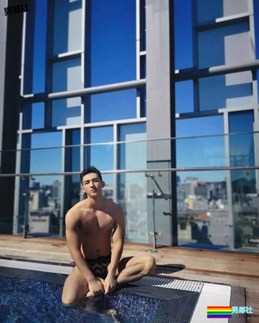 奶凶小狼狗最新石更照！被帅气小哥哥撩到腿弯了！ - 51虹马