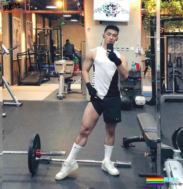 奶凶小狼狗最新石更照！被帅气小哥哥撩到腿弯了！ - 51虹马