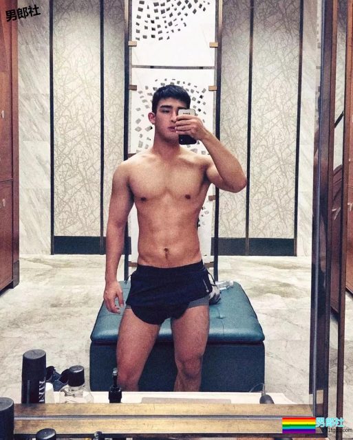 奶凶小狼狗最新石更照！被帅气小哥哥撩到腿弯了！ - 51虹马