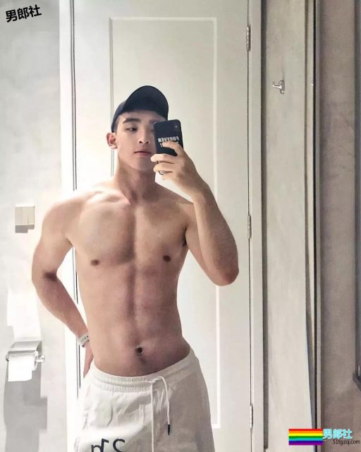 奶凶小狼狗最新石更照！被帅气小哥哥撩到腿弯了！ - 51虹马