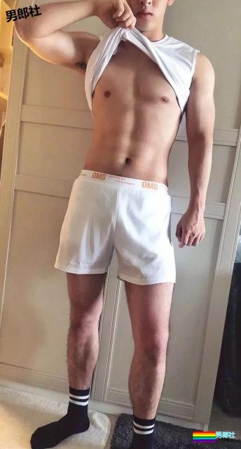 奶凶小狼狗最新石更照！被帅气小哥哥撩到腿弯了！ - 51虹马