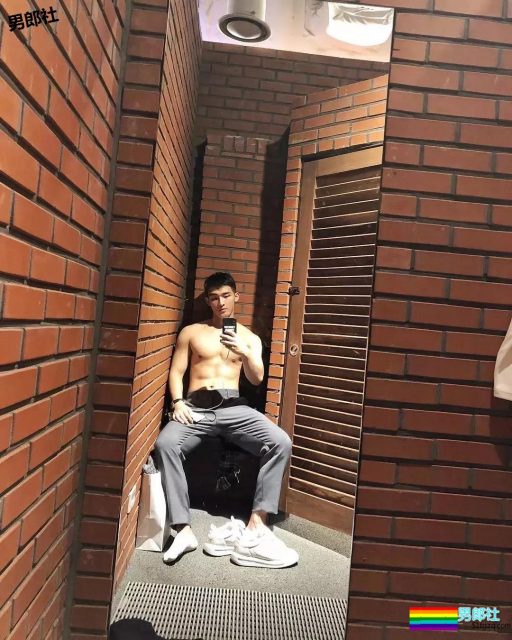 奶凶小狼狗最新石更照！被帅气小哥哥撩到腿弯了！ - 51虹马