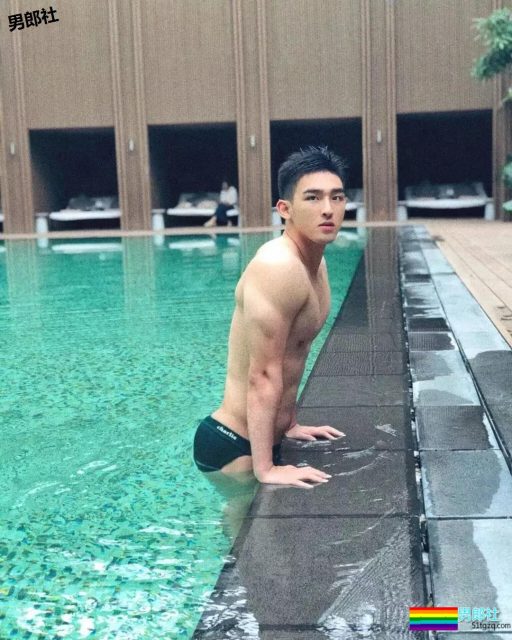 奶凶小狼狗最新石更照！被帅气小哥哥撩到腿弯了！ - 51虹马