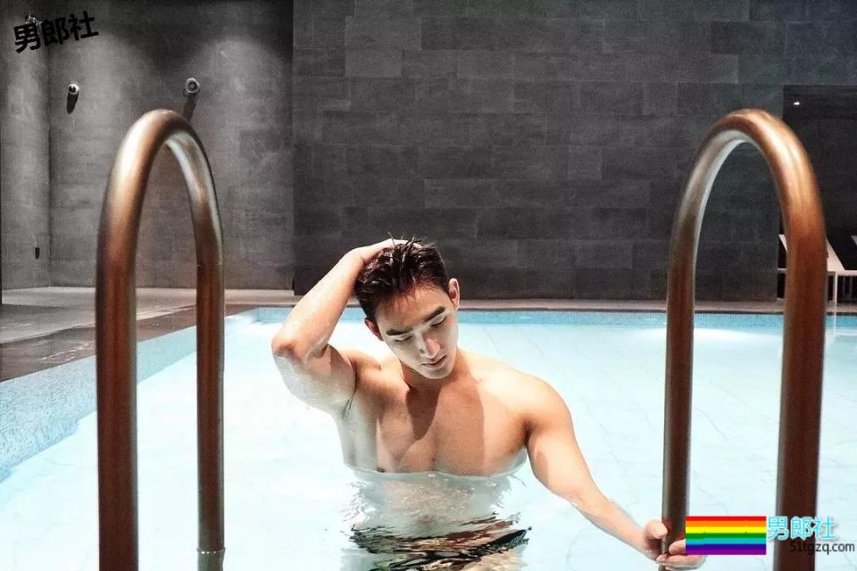 奶凶小狼狗最新石更照！被帅气小哥哥撩到腿弯了！ - 51虹马