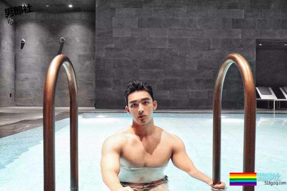 奶凶小狼狗最新石更照！被帅气小哥哥撩到腿弯了！ - 51虹马