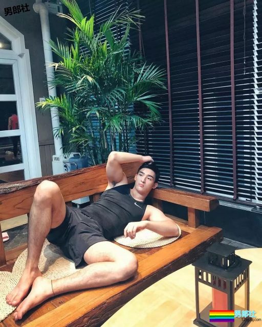 奶凶小狼狗最新石更照！被帅气小哥哥撩到腿弯了！ - 51虹马