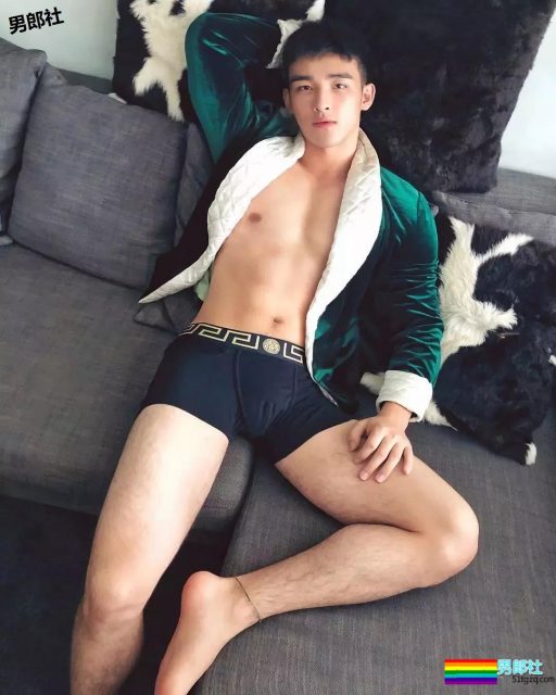 奶凶小狼狗最新石更照！被帅气小哥哥撩到腿弯了！ - 51虹马
