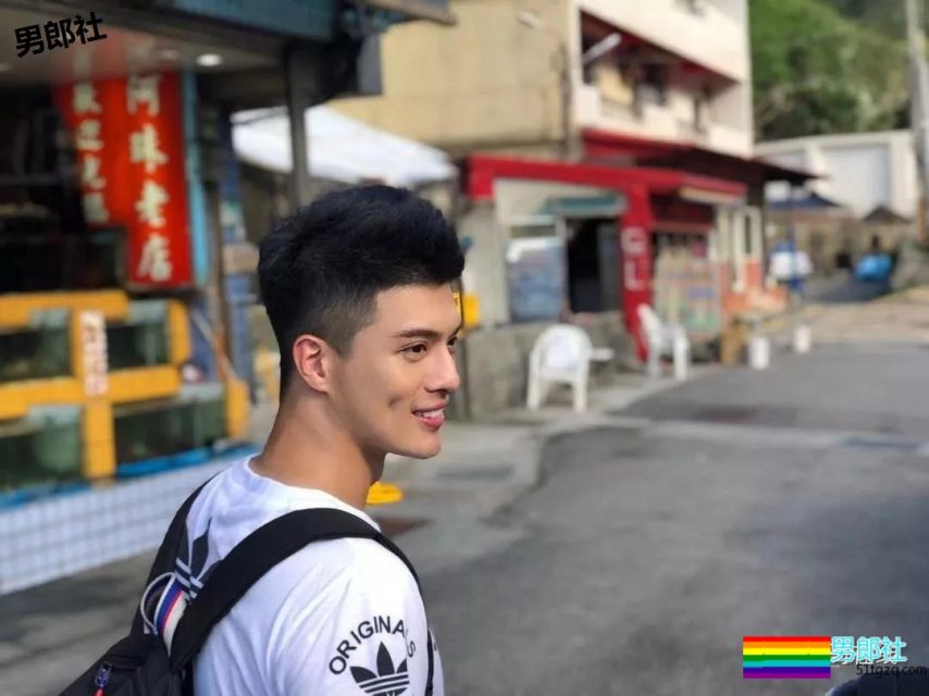 清爽帅气的模特小哥哥，对笑起来有酒窝的男生难以抗拒啊！ - 51虹马