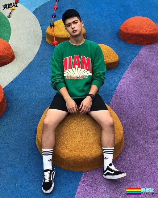 清爽帅气的模特小哥哥，对笑起来有酒窝的男生难以抗拒啊！ - 51虹马