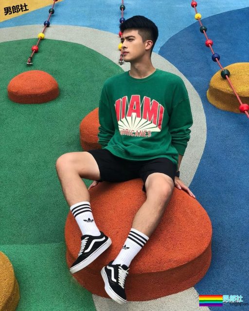 清爽帅气的模特小哥哥，对笑起来有酒窝的男生难以抗拒啊！ - 51虹马