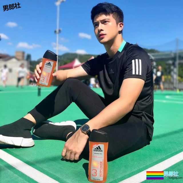 清爽帅气的模特小哥哥，对笑起来有酒窝的男生难以抗拒啊！ - 51虹马