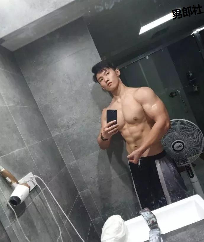 99年的体育生小帅哥，练得负荷好大锤!-51虹马