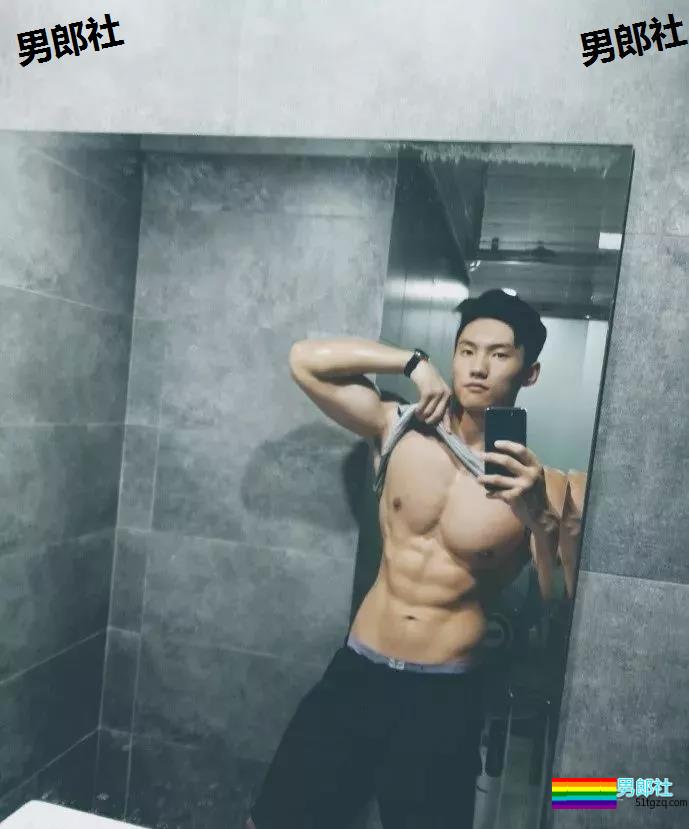 99年的体育生小帅哥，练得负荷好大锤! - 51虹马