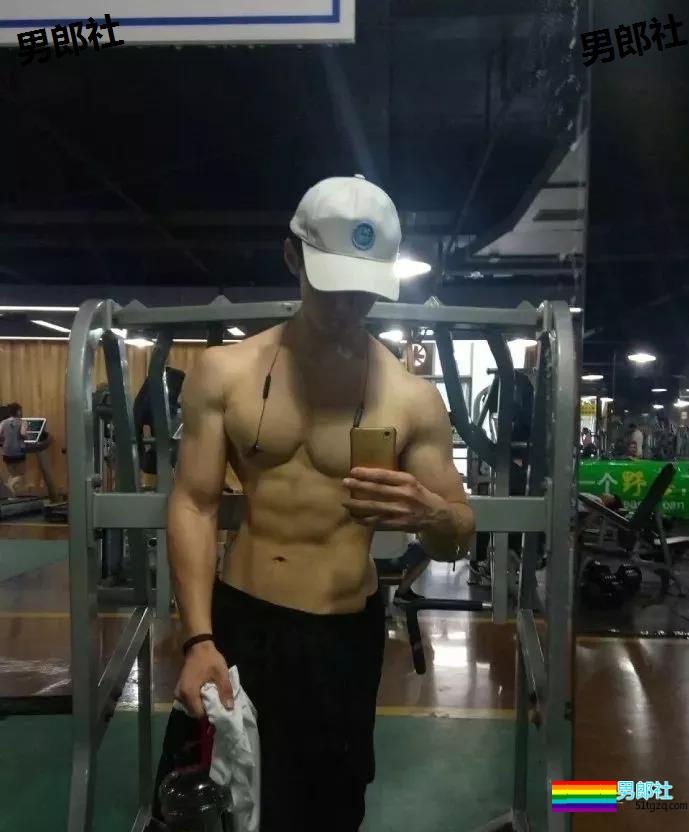 99年的体育生小帅哥，练得负荷好大锤! - 51虹马