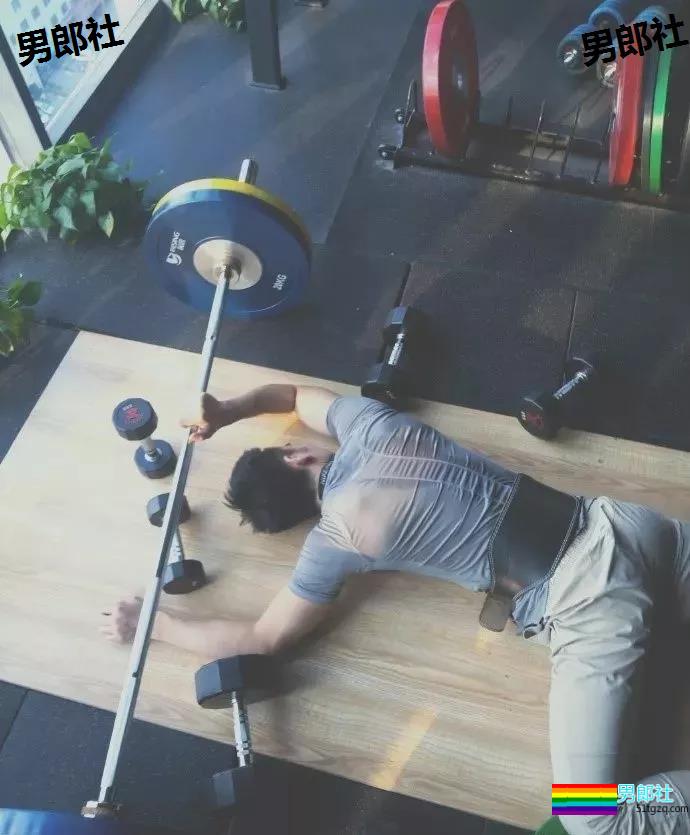 99年的体育生小帅哥，练得负荷好大锤! - 51虹马