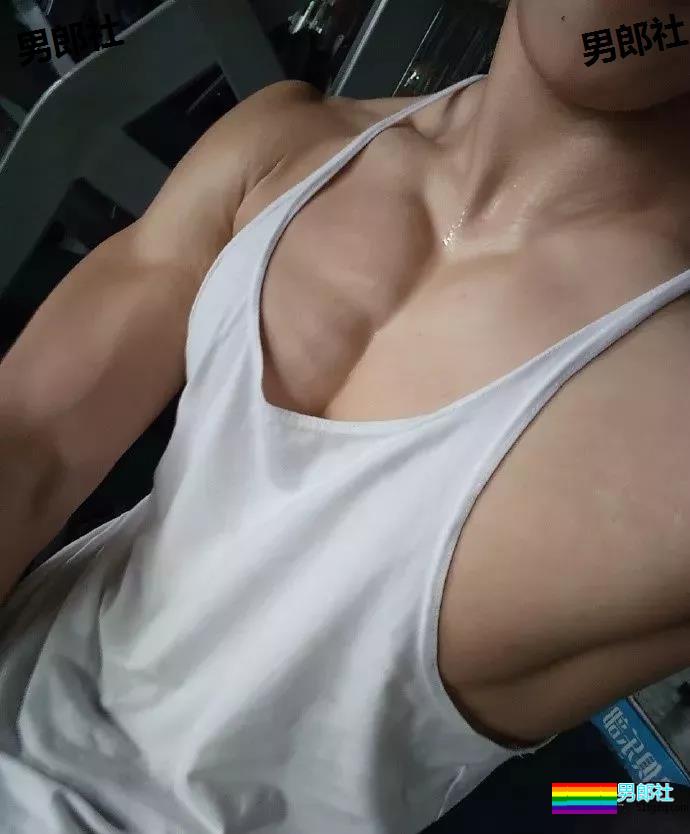 99年的体育生小帅哥，练得负荷好大锤! - 51虹马