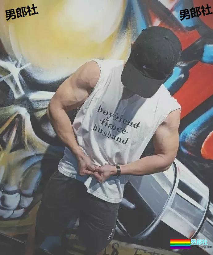 99年的体育生小帅哥，练得负荷好大锤! - 51虹马