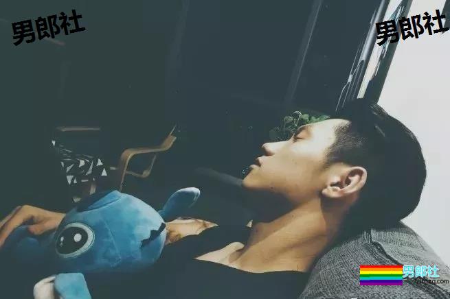 99年的体育生小帅哥，练得负荷好大锤! - 51虹马