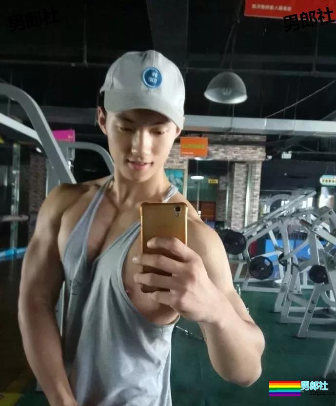 99年的体育生小帅哥，练得负荷好大锤! - 51虹马